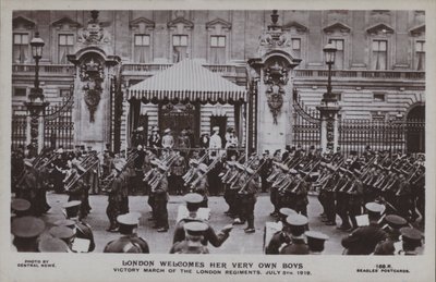 London begrüßt ihre eigenen Jungs, Siegesmarsch der Londoner Regimenter, 5. Juli 1919 von English Photographer