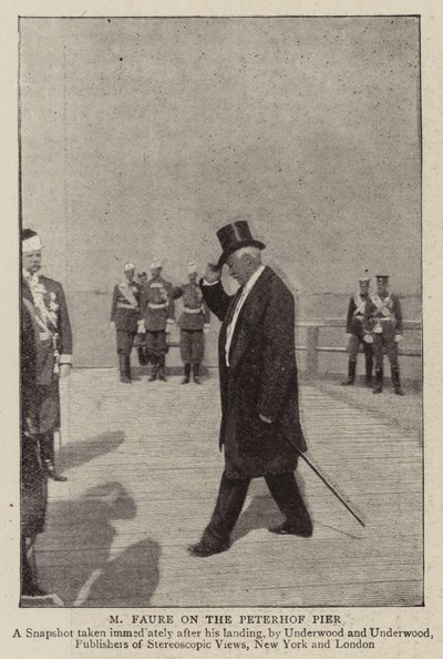 M. Faure auf dem Peterhof Pier von English Photographer