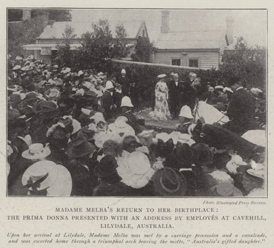 Madame Melbas Rückkehr zu ihrem Geburtsort, die Primadonna wird von Angestellten in Cavehill, Lilydale, Australien, mit einer Adresse geehrt von English Photographer