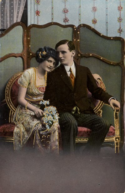 Mann und Frau mit einem Blumenstrauß von English Photographer