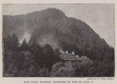 Mar Lodge, Braemar, durch Feuer zerstört am 14. Juni von English Photographer