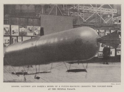Das Modell einer Flugmaschine von Messers Gaudron und Barth überquert den Konzertsaal im Crystal Palace von English Photographer