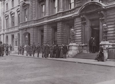 Metropolitan-Polizisten gehen zum Dienst in der Bow Street von English Photographer