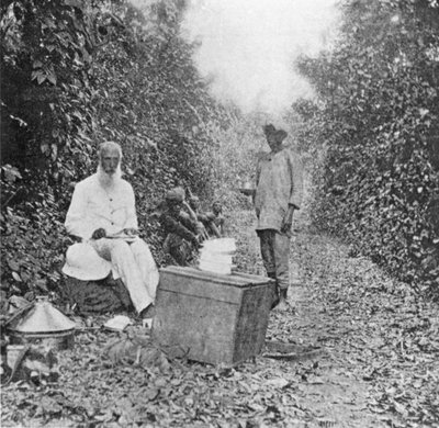 Mittagspause auf dem Marsch, aus Under the African Sun; Under the African sun; a description of native races in Uganda, sporting adventures and other experiences, von William John Ansorge, 1899 von English Photographer