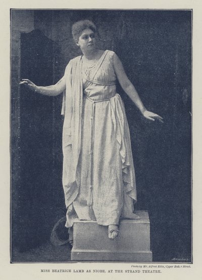 Miss Beatrice Lamb als Niobe, im Strand Theatre von English Photographer