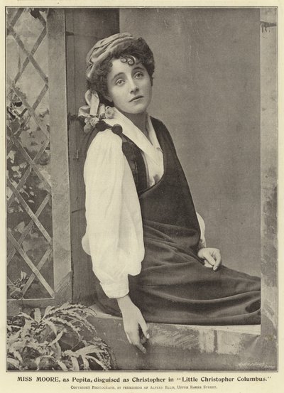 Miss Moore als Pepita, verkleidet als Christopher in Little Christopher Columbus von English Photographer