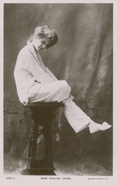 Miss Pauline Chase im Pyjama von English Photographer