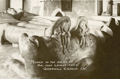 Mönche in den Sohlen von Sir John Leighs Füßen, Godshill Church, Isle of Wight, England von English Photographer