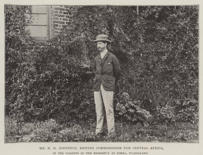 Mr. H. H. Johnston, britischer Kommissar für Zentralafrika, in den Gärten der Residenz in Zomba, Nyassaland von English Photographer