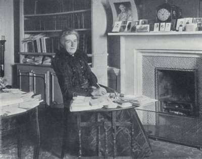 Mrs Humphry Ward in ihrem Arbeitszimmer von English Photographer