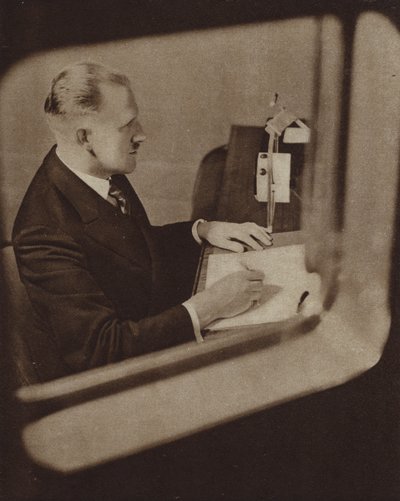 Nachrichtensprecher liest die Nachrichten in den Studios der BBC, London von English Photographer