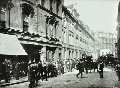 Old Broad Street, Eingang zur Börse, City of London, 1890 von English Photographer