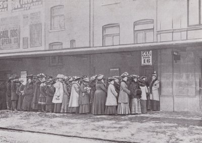 Vor der Grubentür des Kings Theatre, Hammersmith von English Photographer