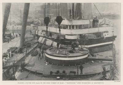 Platzierung einer 67-Tonnen-Kanone (13,5) im Vorderturm der HMS Trafalgar, Hafenschutzschiff in Portsmouth von English Photographer