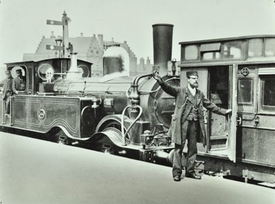 Bahnsteigträger an einem Bahnhof, 1885 von English Photographer