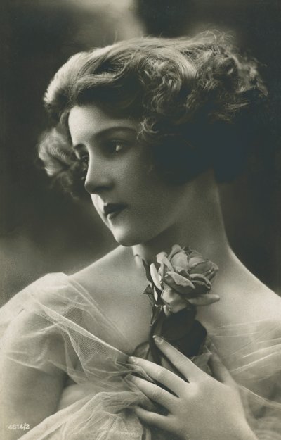 Porträt einer schönen jungen Frau mit einer Rose von English Photographer