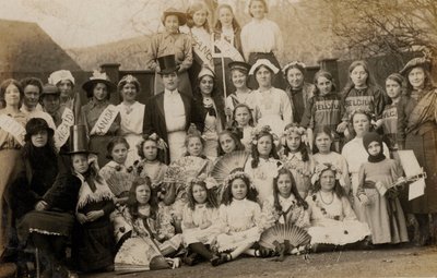 Porträt einer Gruppe von Schulmädchen mit ihren Lehrern in Kostümen der Welt von English Photographer