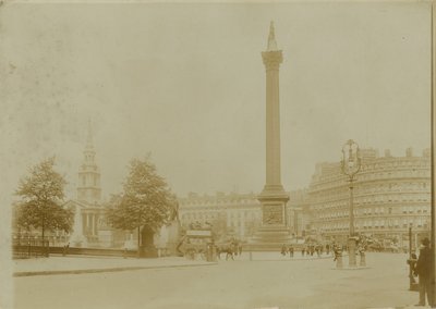 Postkarte mit einem Bild des Trafalgar Square von English Photographer