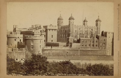 Postkarte mit einem Bild des Tower of London von English Photographer