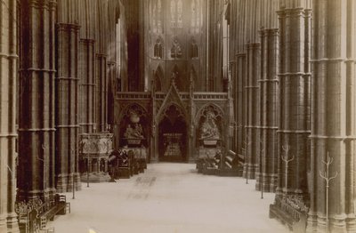 Postkarte mit einem Bild des Inneren der Westminster Abbey von English Photographer