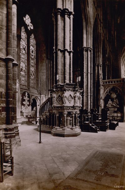 Postkarte mit einem Bild des Inneren der Westminster Abbey von English Photographer