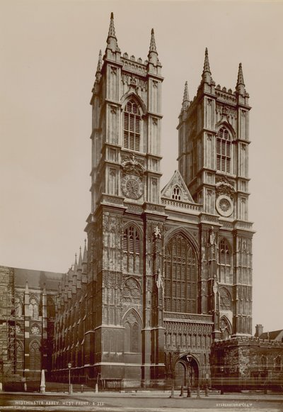 Postkarte mit einem Bild der Westfassade der Westminster Abbey von English Photographer