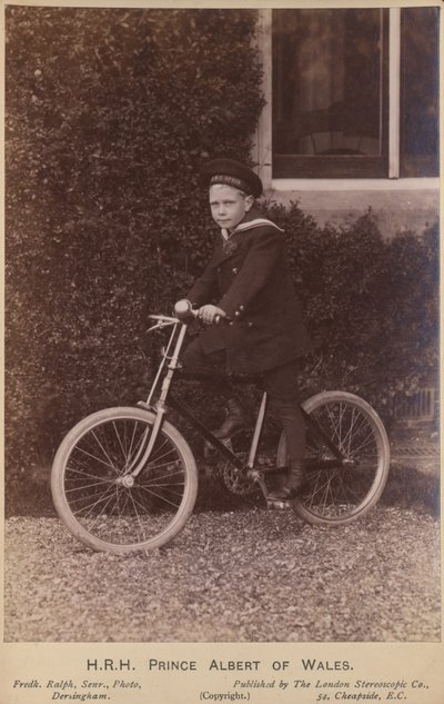 Prinz Albert von Wales posiert mit einem Fahrrad von English Photographer