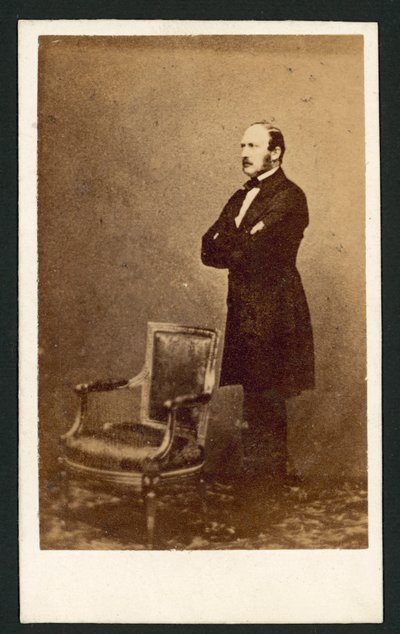 Prinz Albert, stehend hinter einem Stuhl (s/w Foto) von English Photographer
