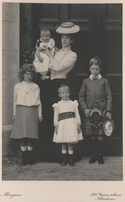 Prinzessin Alexandra mit vier ihrer Kinder von English Photographer