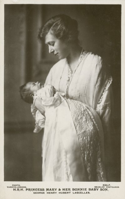Prinzessin Mary, Viscountess Lascelles, mit ihrem ältesten Sohn George von English Photographer