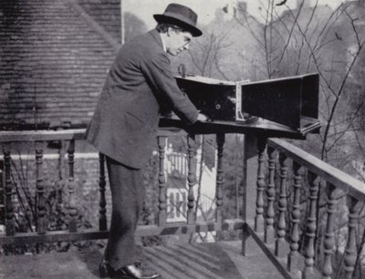 Professor A. M. Low mit dem Audiometer, das er erfand, um Lärm zu fotografieren von English Photographer