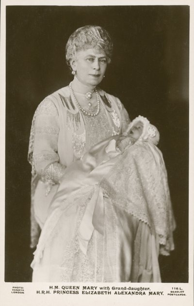 Königin Mary, Gemahlin von König George V., mit ihrer Enkelin, Prinzessin Elizabeth von English Photographer