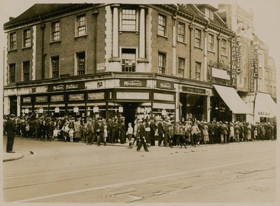 Schlange für Charlie Chaplin in The Kid im Majestic, High Street, Clapham, um 1921 von English Photographer