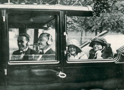 Radio auf der Straße, 1923 von English Photographer