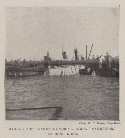 Bergung des gesunkenen Kanonenbootes HMS Sandpiper in Hongkong von English Photographer