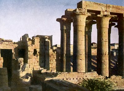 Ruinen des Portikus am Tempel von Luxor, Ägypten von English Photographer