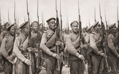 Russische Infanterie bei einer Parade und Präsentation der Waffen während des Ersten Weltkriegs, aus The Illustrated War News, 1915 von English Photographer