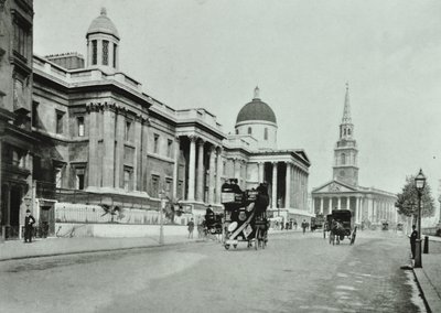 Saint Martin in the Fields und die National Gallery, Trafalgar Square, Westminster LB: Nordseite Blick nach Osten, 1896 von English Photographer