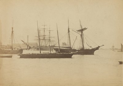 Schiffe und Boote auf der Themse von English Photographer