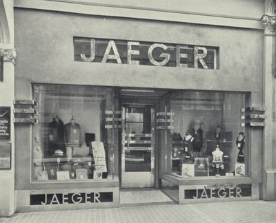 Ladenfront mit Inschrift auf Gehwegniveau von English Photographer