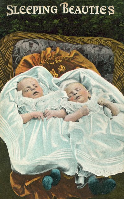 Schlafende Schönheiten, zwei schlafende Babys von English Photographer