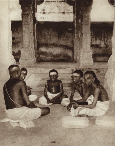 Schüler, die eine Tempelschule in Ramesworam, Madras, Indien besuchen (s/w Foto) von English Photographer