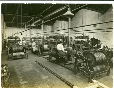Tapisserie-Einstellung, Hughes Fabrik Nr. 2, 1923 von English Photographer