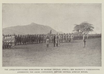 Die anglo-portugiesische Expedition nach Britisch-Zentralafrika, Ihre Majestät Kommissar spricht zur Sikh-Kontingent, Britisch-Zentralafrikanische Gewehre von English Photographer