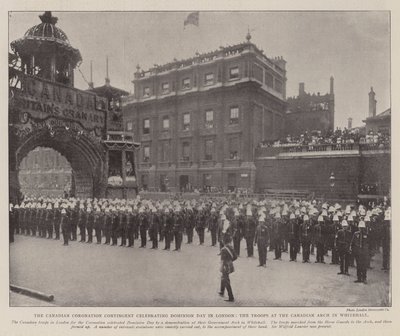Die kanadische Krönungskontingent feiert den Dominion Day in London, die Truppen am kanadischen Bogen in Whitehall von English Photographer