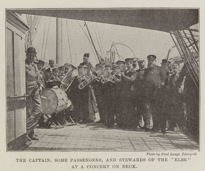 Der Kapitän, einige Passagiere und Stewards der Elbe bei einem Konzert an Deck von English Photographer