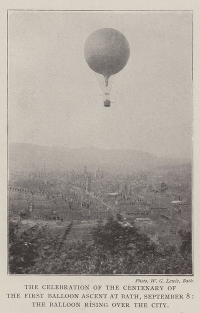 Die Feier des hundertjährigen Jubiläums des ersten Ballonaufstiegs in Bath, 8. September, der Ballon steigt über die Stadt auf von English Photographer