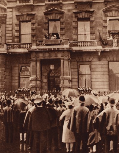Der Herzog und die Herzogin von York mit ihrer Tochter Prinzessin Elizabeth auf dem Balkon ihres Hauses von English Photographer