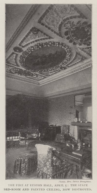 Das Feuer in Euston Hall, 5. April, das Staats-Schlafzimmer und die bemalte Decke, jetzt zerstört von English Photographer