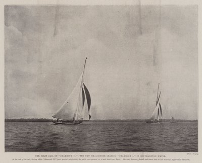 Die erste Fahrt der Shamrock II, der neue Herausforderer führt Shamrock I im Southampton Water von English Photographer